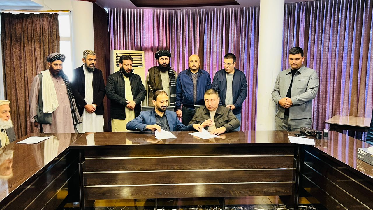 طالبان: د افغانستان او ازبکستان متشبثینو څو سوداګریز قراردادونه لاسلیک کړل