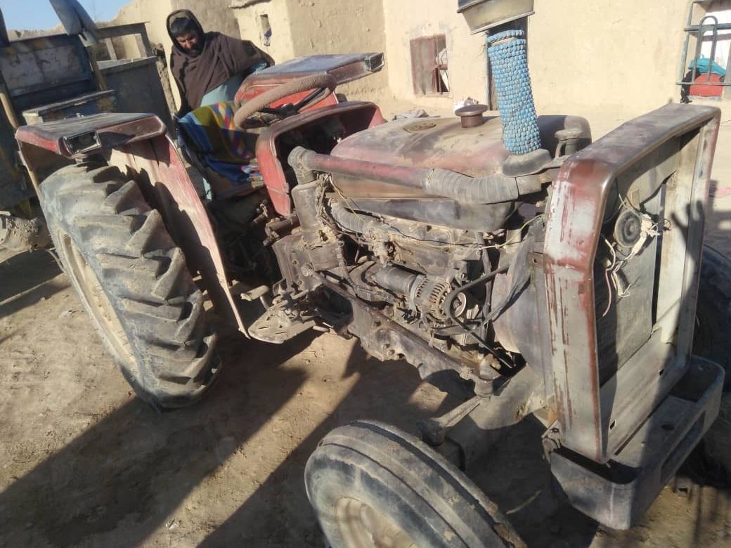 عبدالمنیر ټیکټر درلود او په دې کار سره یې د کورنۍ لاسنیوی کولو.