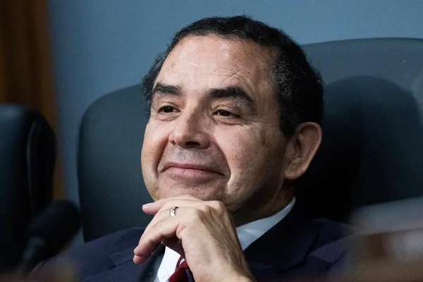 ټرمپ د ډېموکراټ ګوند د استازي په توګه د هینري کویلر پر بیا نوماندۍ نیوکه وکړه