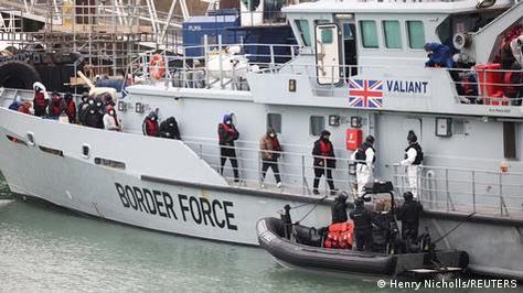 دیلی میل: پناهجویانی مظنون به «ارتباط با داعش خراسان» با قایق به بریتانیا رسیده‌‌اند