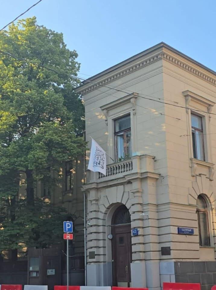 پرچم طالبان بر فراز سفارت افغانستان در مسکو