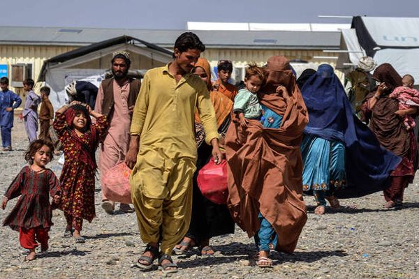 سهیل شاهین د ملګرو ملتونو چارواکو سره له پاکستان نه د ستنېدونکو افغانانو په تړاو خبرې کړي