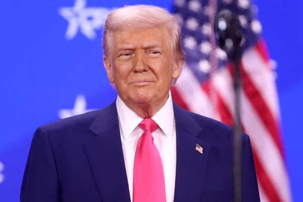 ډونالډ ټرمپ: د امریکا پوځي عملیاتو «د ایران په بدنام رژیم» باندې ویجاړوونکي ګوزارونه کړي