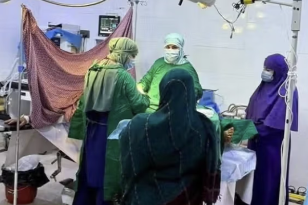 منظمة العفو الدولية: طالبان تتحمّل مسؤولية تراجع المساعدات بسبب حظر عمل النساء