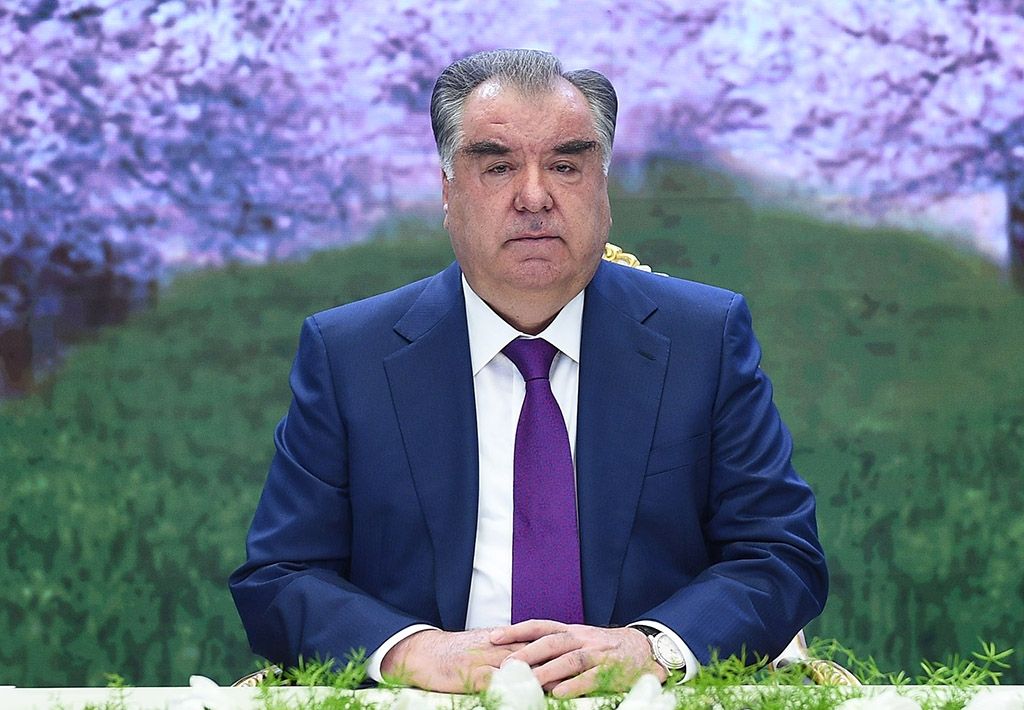 امامعلی رحمان با خانواده زن تاجیکستانی که «در تیراندازی طالبان» کشته شد همدردی کرد