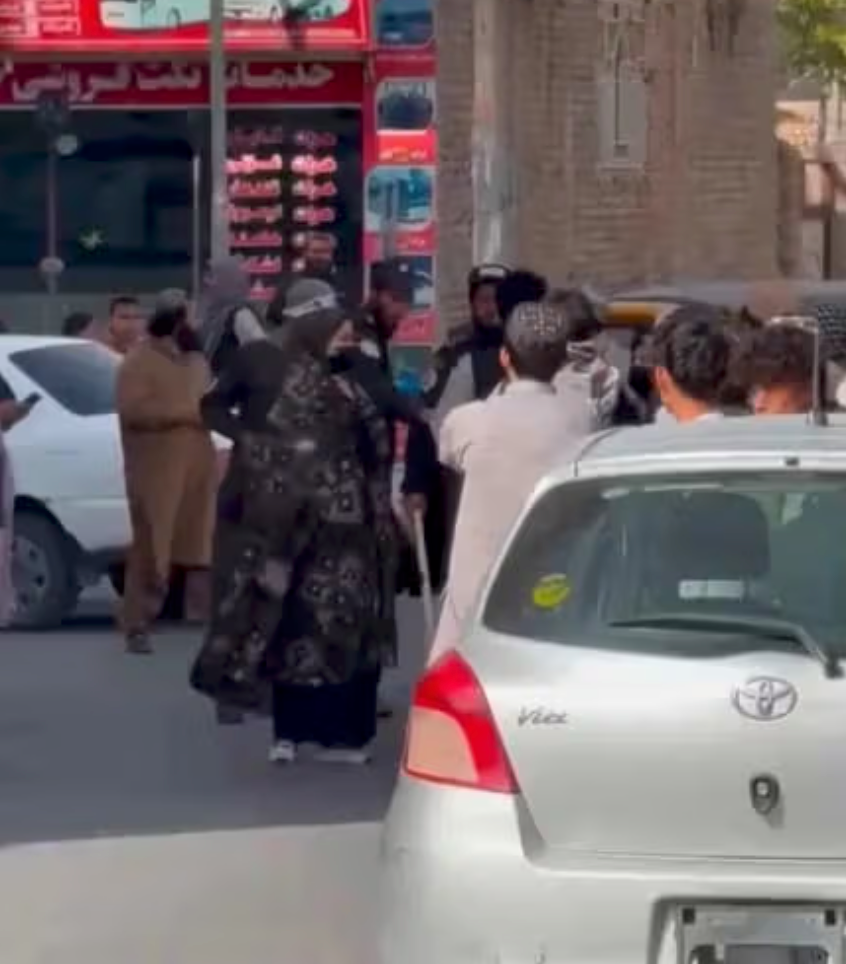 عیني شاهدان: طالبانو په هرات کې لږ تر لږه ۱۰ نورې ښځې نیولې دي
