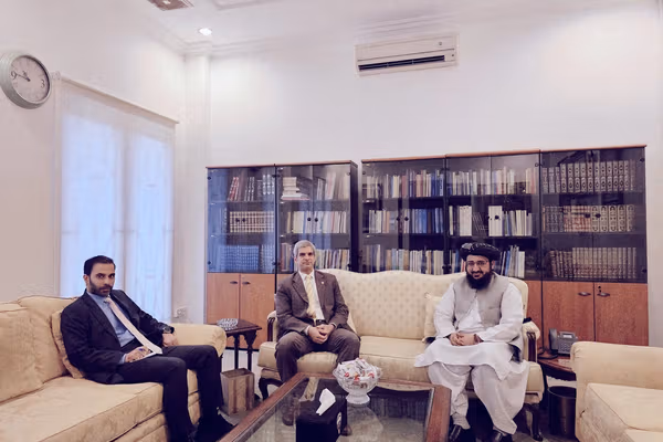 په جاکارتا کې د طالبانو سفیر د کویټ له سفیر سره د سفارت د بیا پرانېستلو په اړه غږېدلی