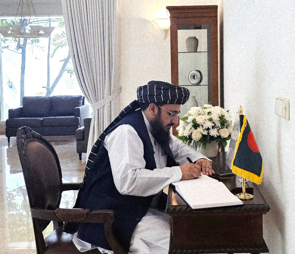 ریاکاری سیاسی؛ طالبان در خانه زنان را محروم می‌کند، در بیرون با زنان همدردی