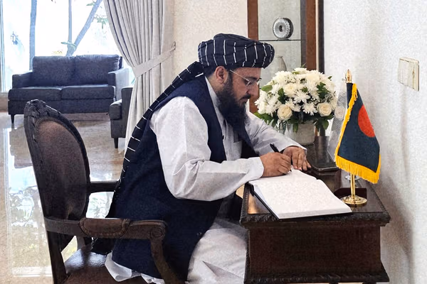 ریاکاری سیاسی؛ طالبان در خانه زنان را محروم میکند، در بیرون با زنان همدردی