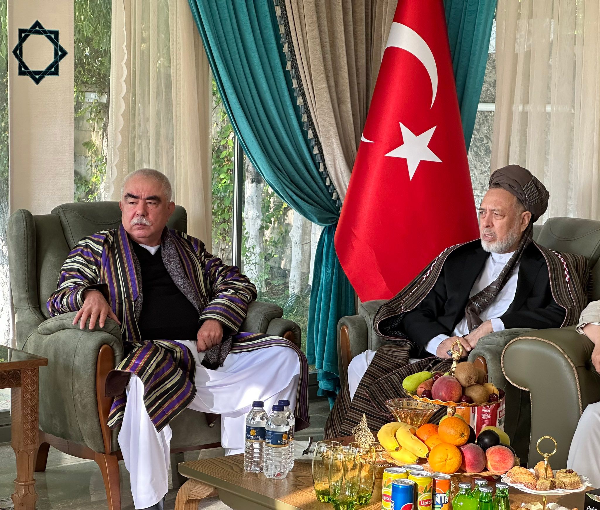 عبدالرشید دوستم دعوت طالبان از رهبران سیاسی را «فریب» خواند