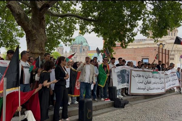 برلین کې یو شمېر مېشتو افغان کډوالو د طالب ډېپلوماټانو د منلو پر وړاندې لاریون وکړ