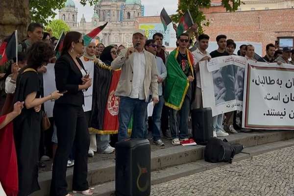 اعتراض به پذیرش دیپلوماتهای طالبان در برلین: اخراج اجباری پناهجو «قتل است»