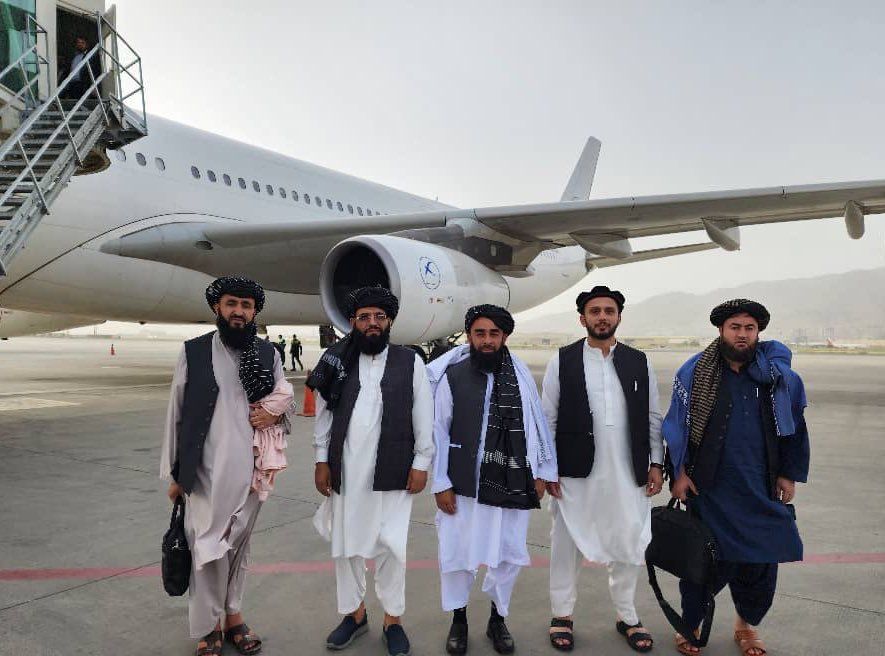 د ذبیح الله مجاهد په مشرۍ طالب پلاوی د دوحې ناسته کې د ګډون لپاره قطر ته روان شو