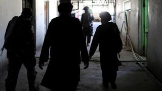 افزایش ۳۵۰ درصدی زندانیان زن؛ تصویری از سرکوب نظاممند در افغانستان تحت حاکمیت طالبان