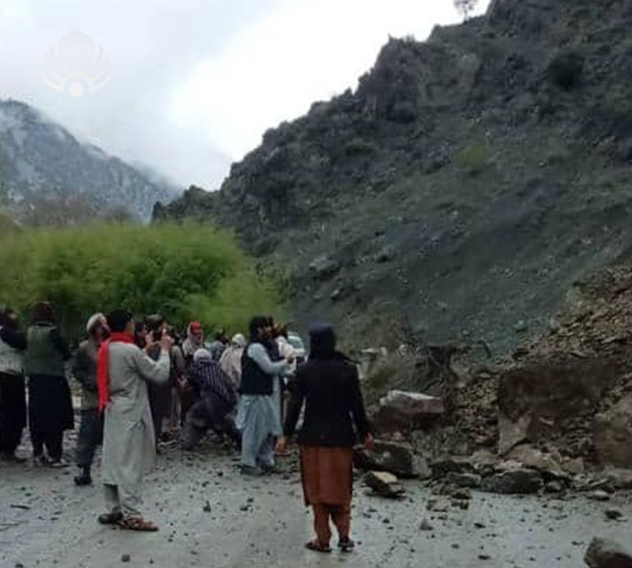 پکتیا کې د غره ښوېدنې په پېښه د دغه ولایت د مرکز او شپږو ولسوالیو لاره تړل شوې