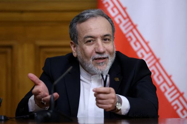 وزير الخارجية الإيراني: تغيير النظام مهمة مستحيلة