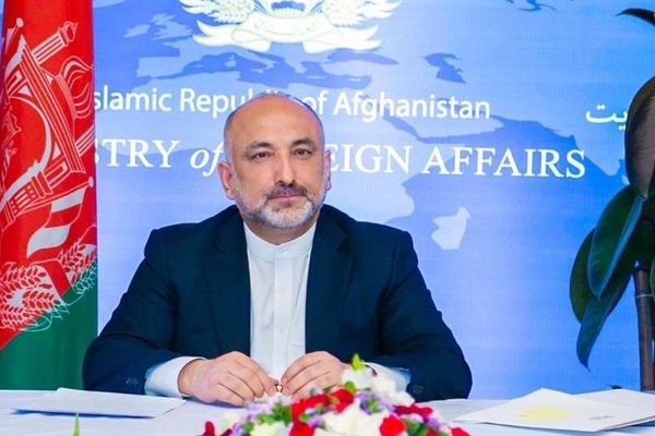 حنیف اتمر: ګاونډیان دې د افغان کډوالو له جبري اېستلو ډډه وکړي