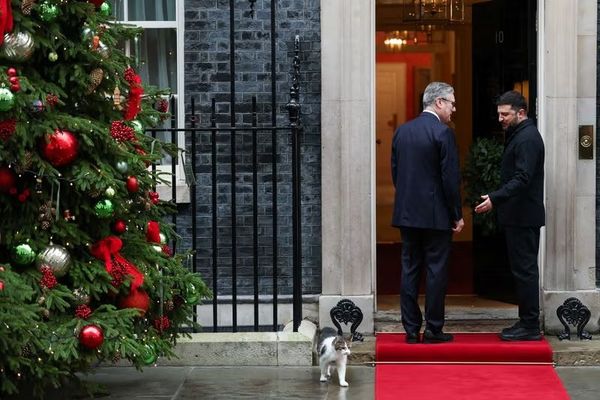 زېلېنسکي: د جګړې د ختمولو لپاره د یووالي هڅو ته اړتیا ده