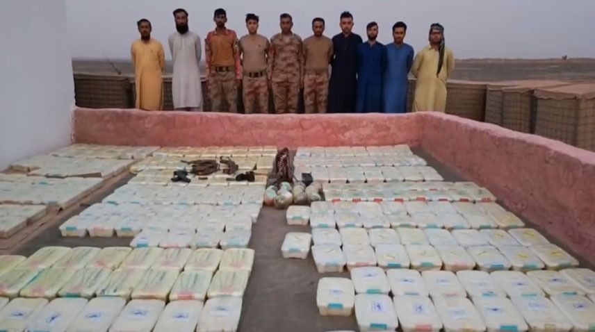 نیروهای مرزی پاکستان از کشف و ضبط صدها بسته مواد مخدر در مرز با افغانستان خبر دادند