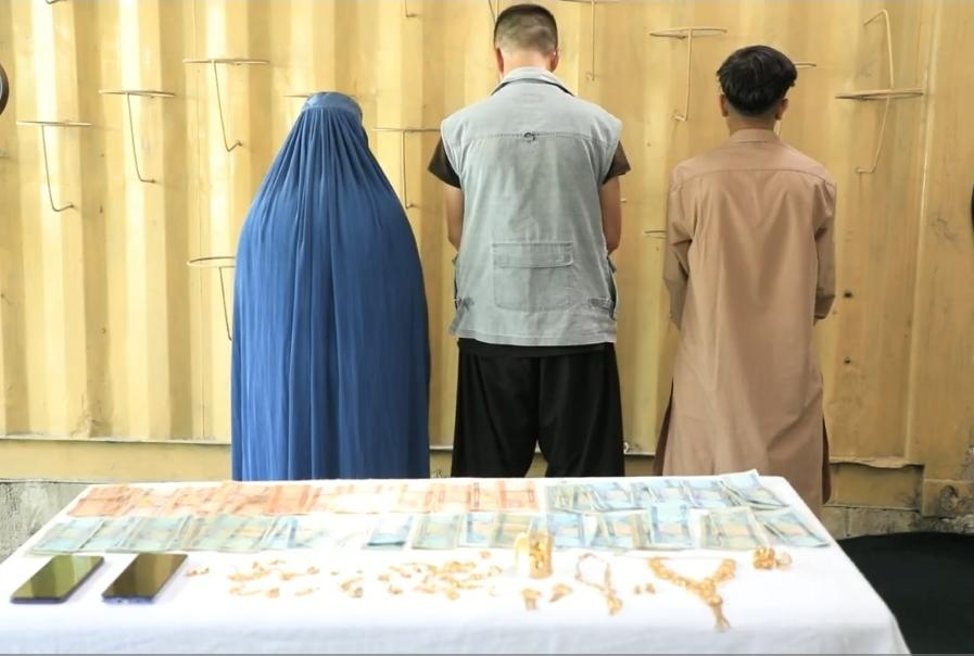طالبانو په کابل کې د سرو زرو د غلا په تور د یوې ښځې په ګډون درې کسان نیولي دي