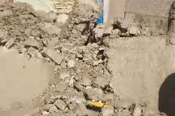 په فراه کې د یوه کور چت پرېوتو له امله دوه کسه مړه او درې نور ټپیان شوي دي