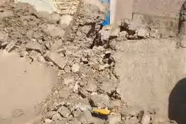 په فراه کې د یوه کور چت پرېوتو له امله دوه کسه مړه او درې نور ټپیان شوي دي