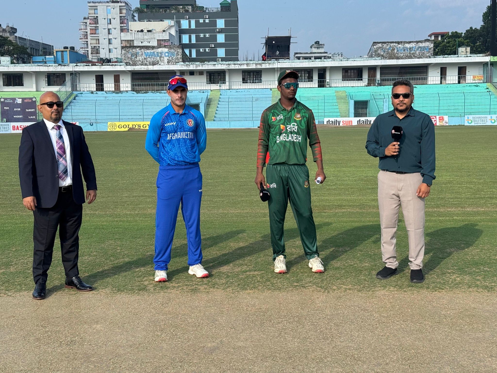 د افغانستان او بنګله‌دېش ترمنځ لوبه؛ افغان لوبډله لومړی توپ وهنه کوي