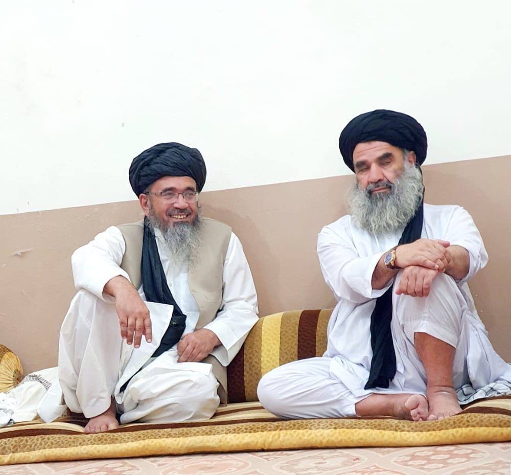 راسته لوري ته د طالبانو قاضي القضات عبدالحکيم حقاني او چپه لوري ته د طالبانو د پوهنې وزير حبيب الله اغا 