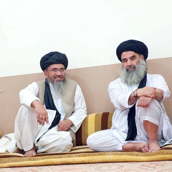 راسته لوري ته د طالبانو قاضي القضات عبدالحکيم حقاني او چپه لوري ته د طالبانو د پوهنې وزير حبيب الله اغا