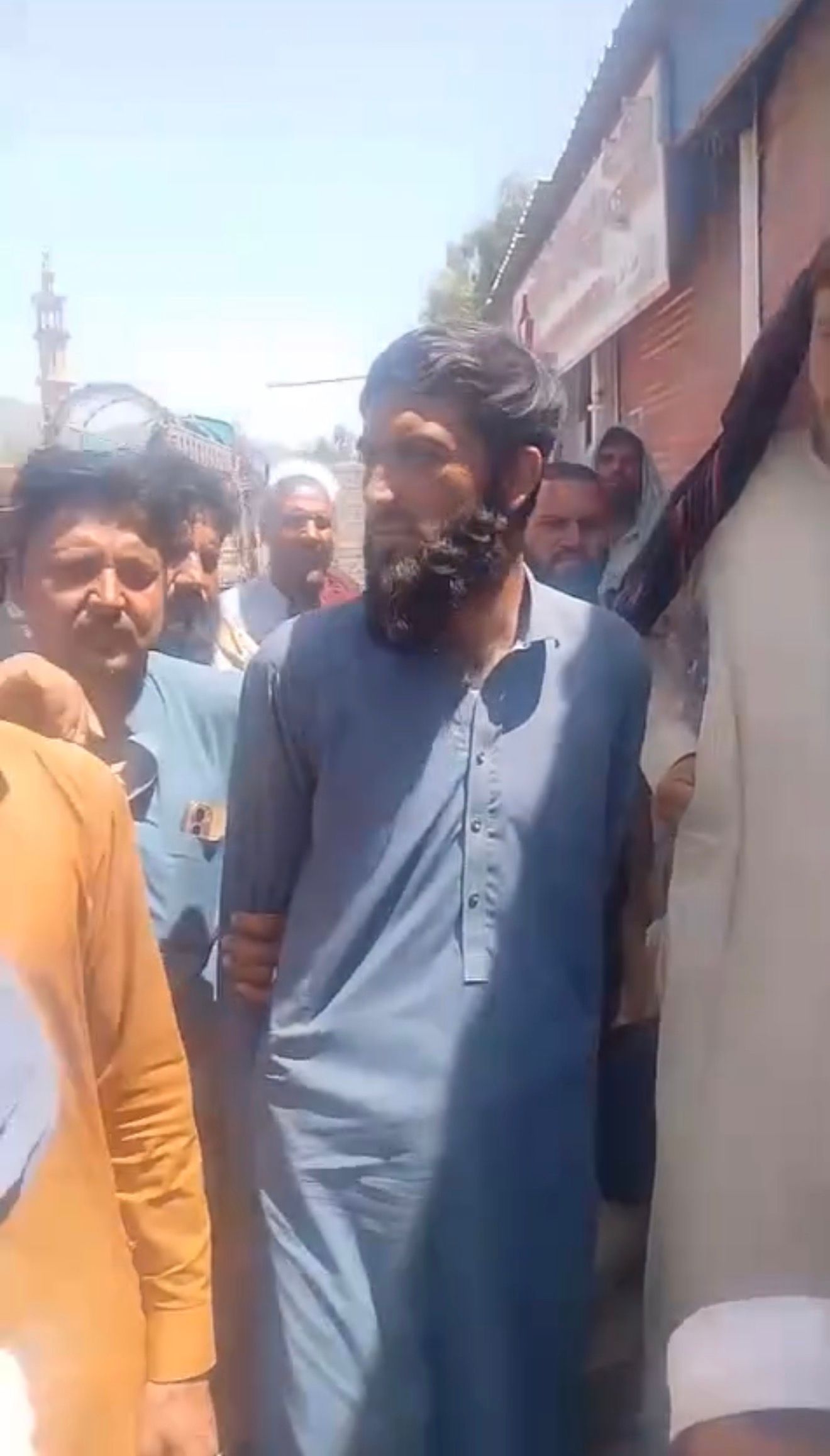په تورخم کې بند پاتې موټرچلوونکي د اختر لپاره خپلو کورونو ته تګ غواړي