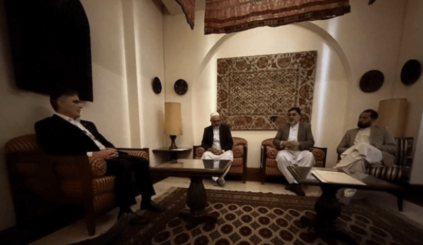 محمد رضا فرزين، رئيس البنك المركزي الإيراني السابق، في لقاء مع صرافي هرات