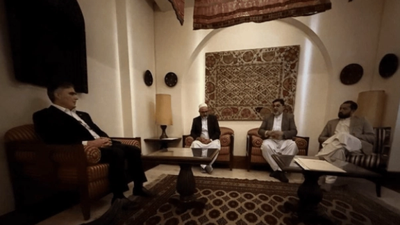 محمد رضا فرزين، رئيس البنك المركزي الإيراني السابق، في لقاء مع صرافي هرات