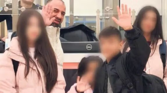 أربعة أطفال أفغان يلتحقون بوالدهم بعد أشهر من رعايتهم لدى أسرة تركية