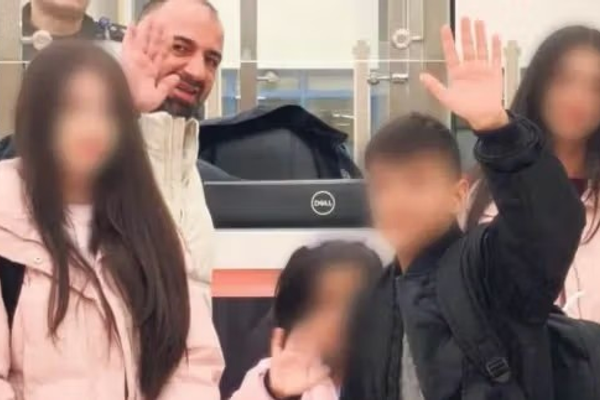 أربعة أطفال أفغان يلتحقون بوالدهم بعد أشهر من رعايتهم لدى أسرة تركية