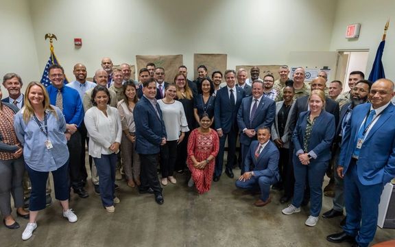 وزیر خارجه امریکا در دوحه با شماری از افغانهای که منتظر انتقال به امریکا اند دیدار کرد