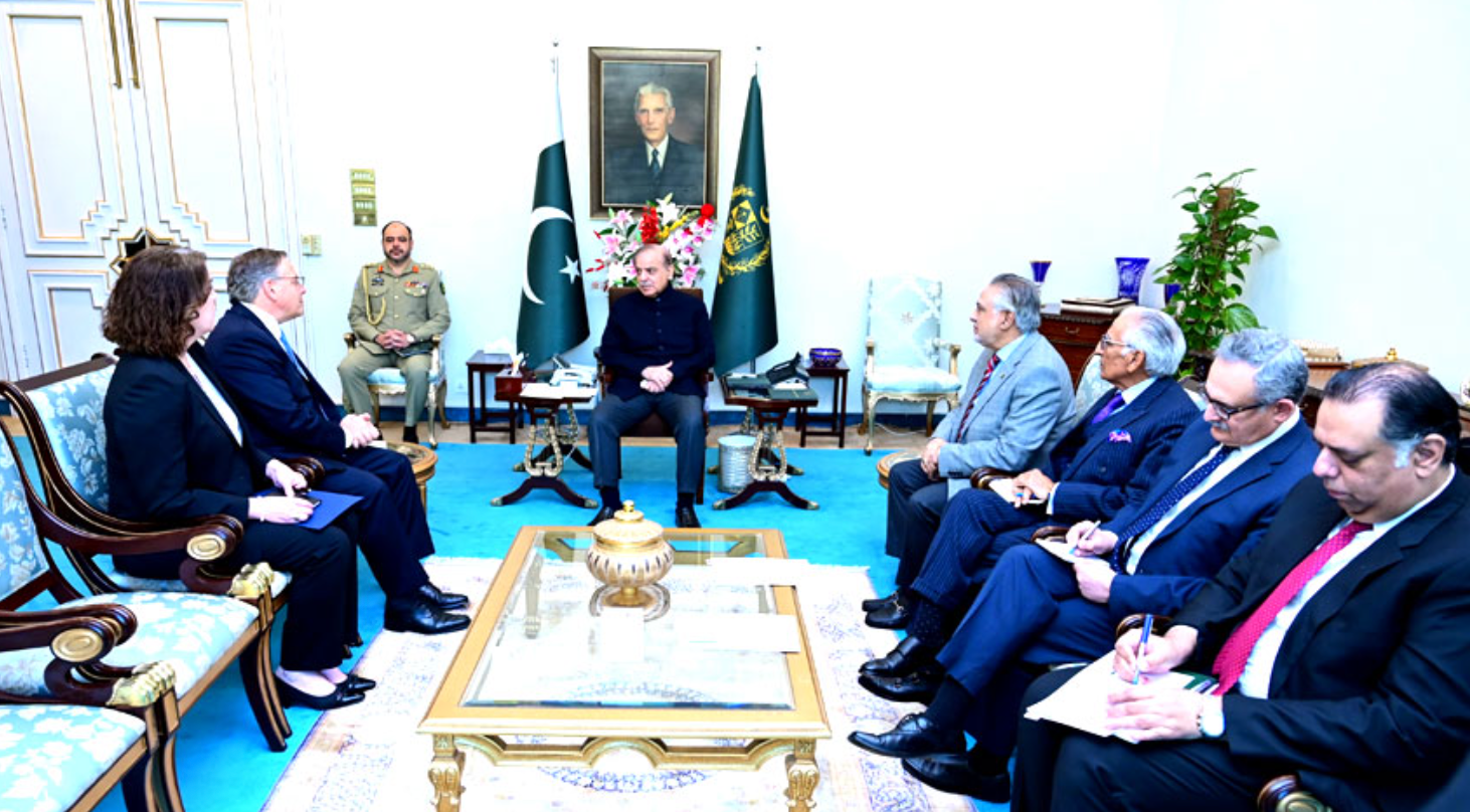 د پاکستان لومړی وزیر د امریکا سفیر سره پر افغانستان او د حکومت پر اقتصادي پلانونو غږیدلی