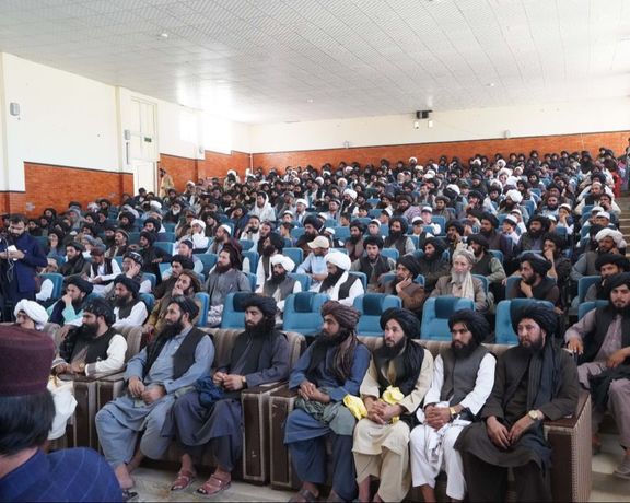 سراجالدین حقانی در دایکندی: مطالبات شما را با رهبری طالبان در میان میگذارم