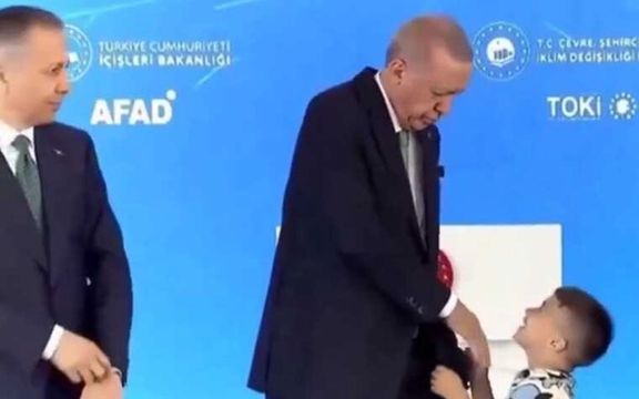 اردوغان به صورت کودکی که دستش را نبوسید، سیلی زد
