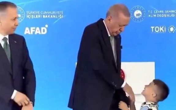 اردوغان هغه ماشوم ته پر مخ څپېړه ورکړه چې د ده لاس یې ښکل نه کړ
