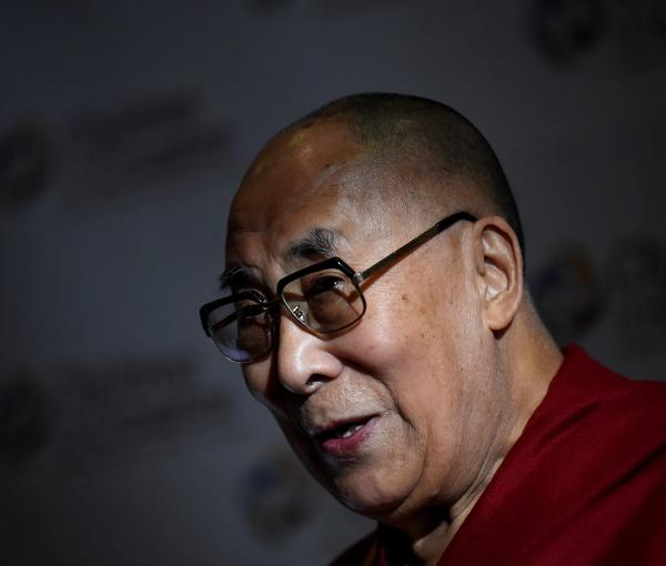 رهبر مذهبی تبت پس از واکنش‌های گسترده به درخواست از یک کودک برای مکیدن زبانش، عذرخواهی کرد