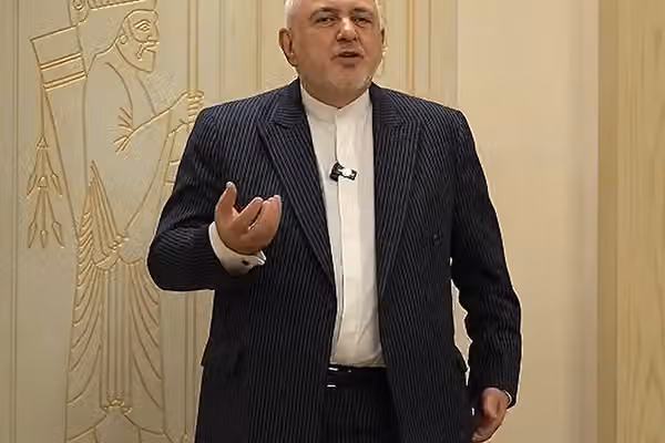 جواد ظریف: ایران نمایندگان سپاه را در افغانستان سفیر تعیین میکند