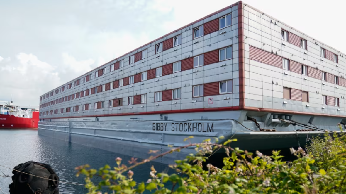 یک پناهجوی منتقل شده به کشتی بیبی استکهلم در بریتانیا درگذشت