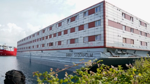 یک پناهجوی منتقل شده به کشتی بیبی استکهلم در بریتانیا درگذشت