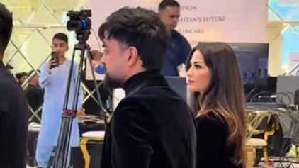 نجم الكريكت راشد خان يثير الجدل ويؤكد أن المرأة التي ظهرت معه هي زوجته