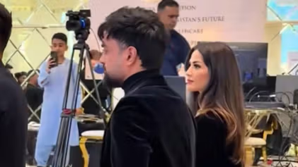 نجم الكريكت راشد خان يثير الجدل ويؤكد أن المرأة التي ظهرت معه هي زوجته