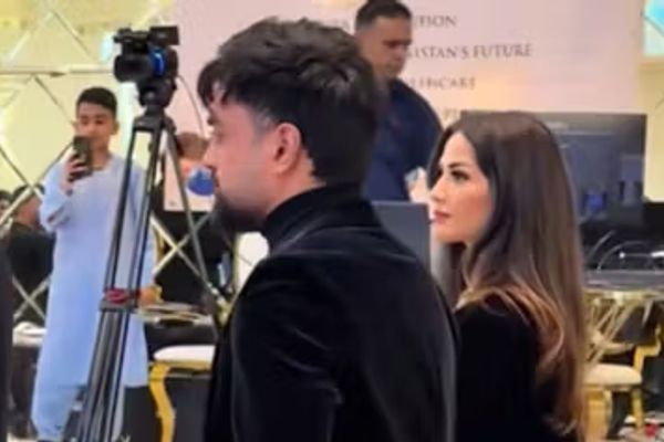 نجم الكريكت راشد خان يثير الجدل ويؤكد أن المرأة التي ظهرت معه هي زوجته