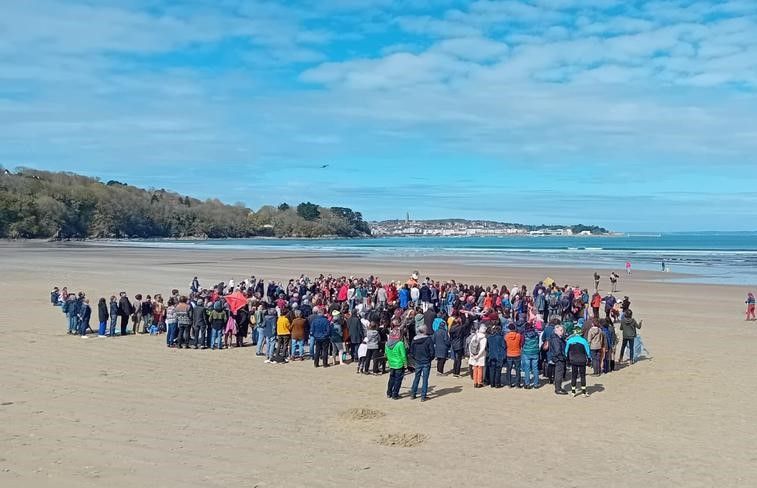 بیش از ۳۵۰ نفر در فرانسه برای آزادی مرتضی بهبودی آواز خواندند و بادبادک بلند کردند