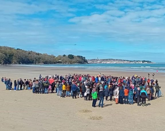 بیش از ۳۵۰ نفر در فرانسه برای آزادی مرتضی بهبودی آواز خواندند و بادبادک بلند کردند