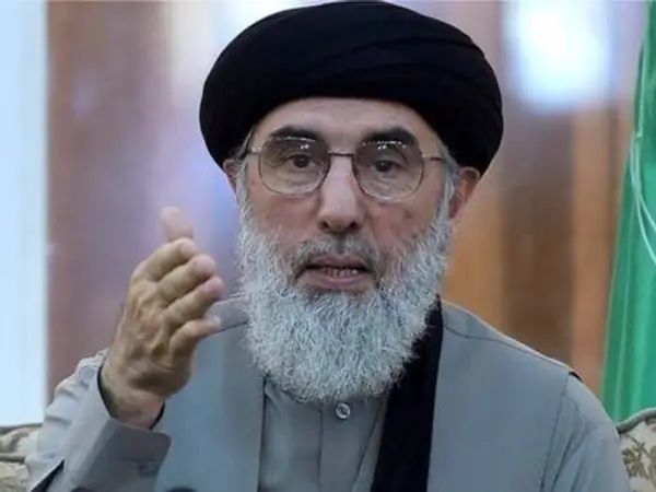 حکمتیار: همه می‌گویند طالبان آسمان افغانستان را در بدل بسته‌های دالر به امریکا فروخته است
