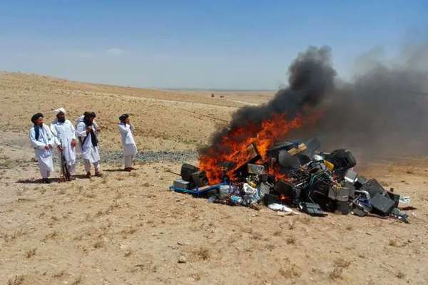 طالبان بیش از صد ابزار موسیقی را در لغمان آتش زد